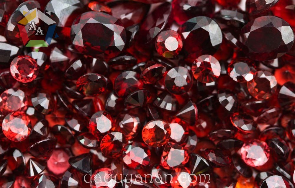 Đá Garnet - Ngọc hồng lựu, món quà của tình yêu và sự vĩnh hằng